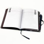 Smemoranda All Black Diario Agenda Giornaliera 2022 2023 12 Mesi Settembre 22 Agosto 23 432 Pag Copertina Flessibile Chiusura Elastica Dim 12 X 165 Cm Colore Nero Penna Inclusa 0 2